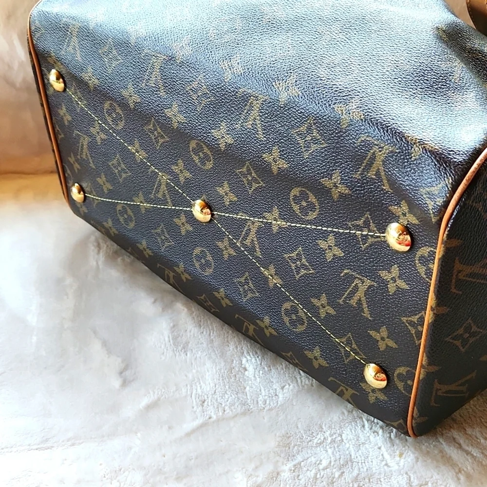 Louis Vuitton Tivoli‎ GM Shoulder Bag with Monogram Canvas.. 16×11×8